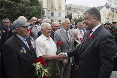 Порошенко возложил цветы к могиле Неизвестного солдата