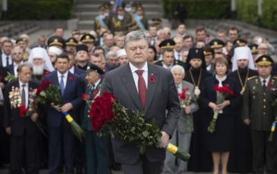 Порошенко возложил цветы к могиле Неизвестного солдата