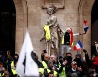 Протесты «желтых жилетов» в Париже: Полиция задержала 12 участников акции