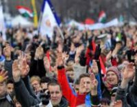 Тысячи венгров протестуют против «трудового рабства»