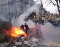 Дымовые шашки и водомет: Во Франции продолжается протест «желтых жилетов»