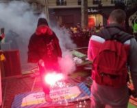 Водометы и дымовые шашки: уже 52 человек задержали во время протестов «желтых жилетов» во Франции