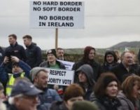 На ирландской границе собрались сотни протестующих против Brexit