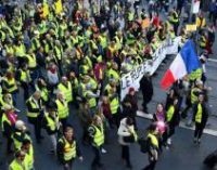 «Мы не будем двигаться»: На улицы Парижа вновь вышли «желтые жилеты», около десятка уже задержали