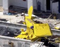 Во Флориде легкомоторный самолет врезался в небоскреб, пилот погиб
