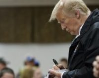 Трамп раздал автографы на Библиях в церкви Алабамы