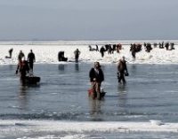 Береговая охрана США спасла 46 рыбаков, которые оказались на отколовшейся льдине