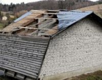 В Польше ураган валит деревья и срывает крыши