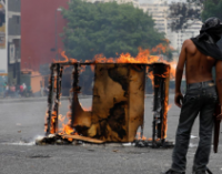 Венесуэльцы устроили бунт в Каркасе и других частях старны из-за отключения электричества и воды