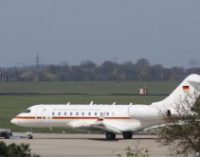 Служебный автомобиль аэропорта Дортмунда врезался в самолет Меркель