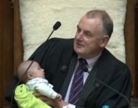 Спикер парламента Новой Зеландии вел заседание с новорожденным ребенком на руках