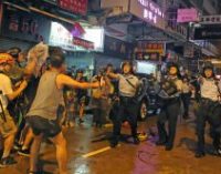 Протесты в Гонконге: Полиция впервые применила водометы