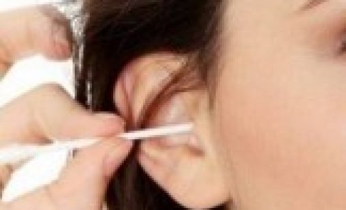 Как правильно чистить уши