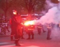В Париже пожарные вышли на митинг за повышение зарплат: Произошли драки с полицией и аресты
