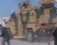 В Сирии забросали камнями турецко-российский патруль (видео)