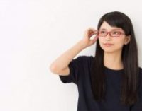В Японии некоторые фирмы запретили работницам носить очки на работе