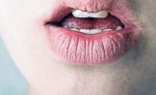 Признаки коронавируса: обращайте внимание на состояние губ и восприятие запахов