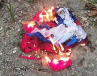 У Сімферополі активісти зривають з «виборчих дільниць» і спалюють російські прапори